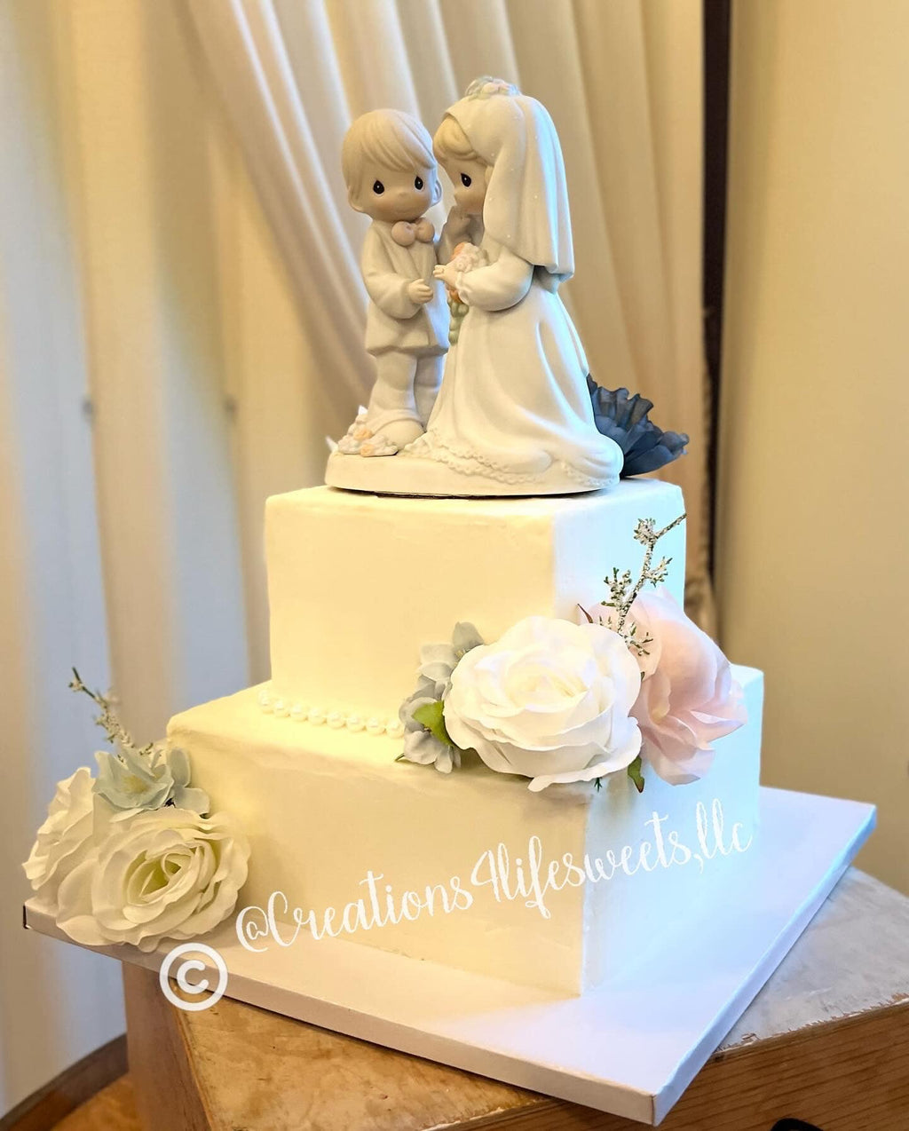 CUSTOM WEDDING CAKES