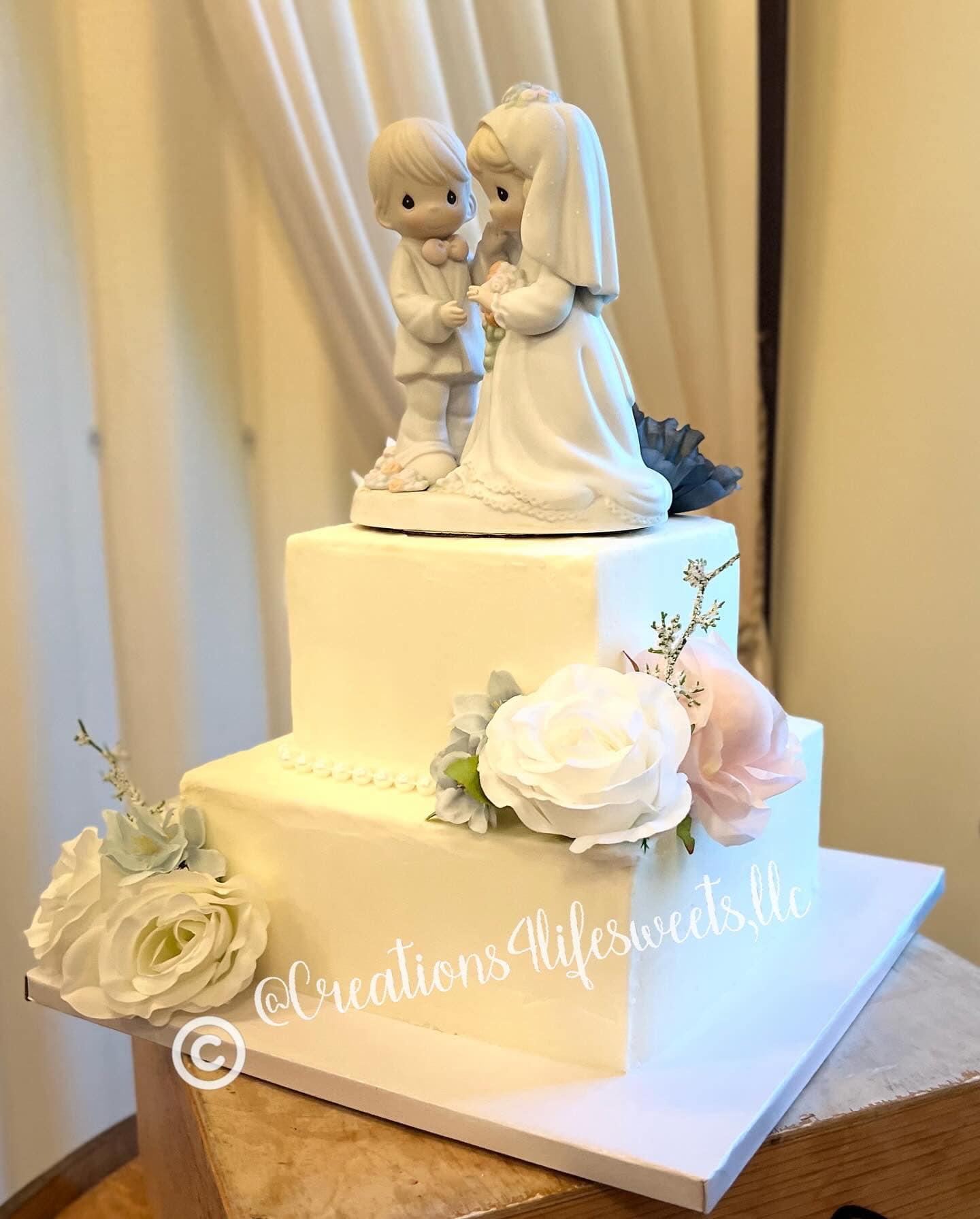 CUSTOM WEDDING CAKES